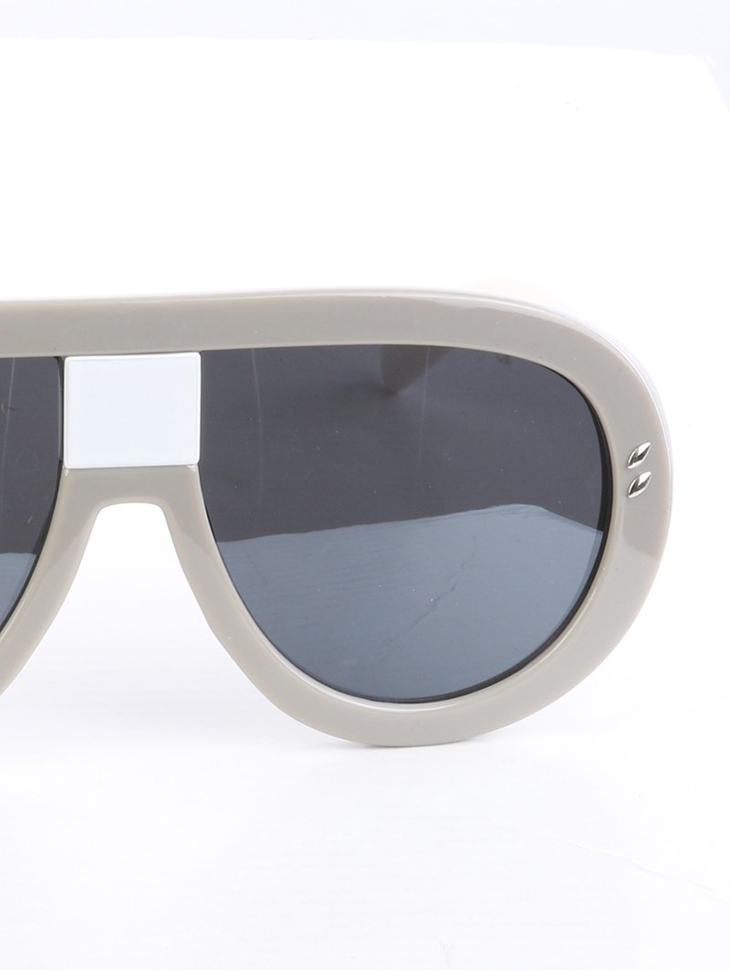 Curved & Chic Aviator Gray Sunglasses