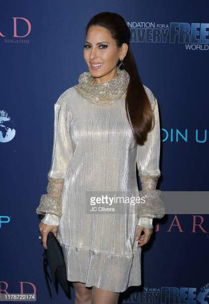 Elegant Gold dress, with a Turtle neck and puffy sleeves. Sophisticated design